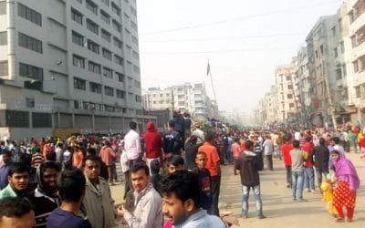 আজও সড়কে পোশাক শ্রমিকরা