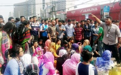 রাস্তা বন্ধ করে আবার শিক্ষার্থীদের অবস্থান