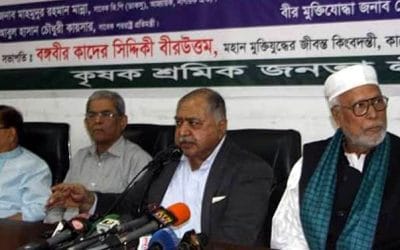 সরকার অর্থনীতিকে দেউলিয়া করে দিচ্ছে : ড. কামাল