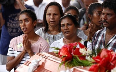 শ্রীলঙ্কায় নিহত বেড়ে ৩২১, নীরবতায় শুরু রাষ্ট্রীয় শোক