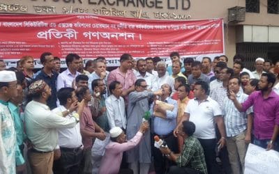 বিনিয়োগকারীদের জুস খাইয়ে ‘গণঅনশন’ ভাঙালেন মেনন