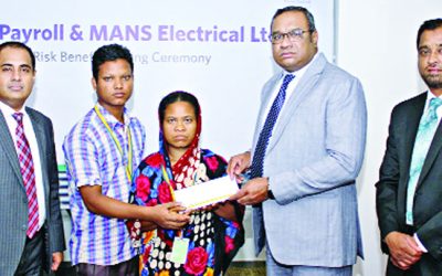 ইবিএলের ঝুঁকি সুবিধা দাবির চেক হস্তান্তর