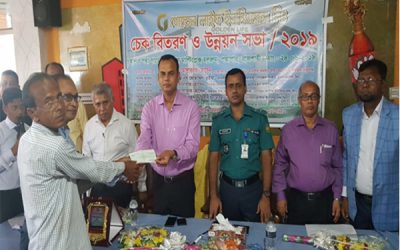 গোল্ডেন লাইফের বীমাদাবির চেক বিতরণ
