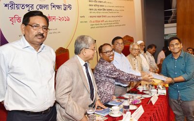 শরীয়তপুরে এইচএসসিতে জিপিএ-৫ কৃতী শিক্ষার্থীদের বৃত্তি প্রদান
