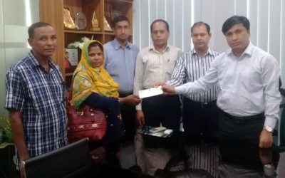 ট্রাস্ট ইসলামী লাইফের মৃত্যুদাবির চেক হস্তান্তর