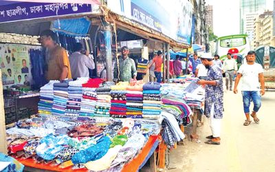 আবারো হকারদের দখলে ফুটপাত