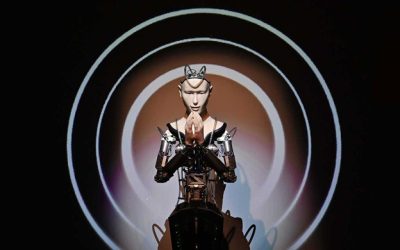মন্দিরে প্রার্থনা করছে রোবট পুরোহিত!