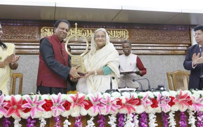 প্রধানমন্ত্রীর হাতে ড. কালাম স্মৃতি পদক