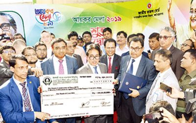 আয়কর মেলায় করের ১০০ কোটি টাকার চেক হস্তান্তর