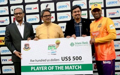 অলোক কাপালিকে প্লেয়ার অব দ্য ম্যাচ পুরস্কার প্রদান