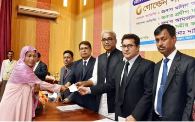 গোল্ডেন লাইফ ইন্স্যুরেন্সের বীমাদাবির চেক হস্তান্তর