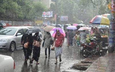 ঝর ঝর বৃষ্টিতে ভিজছে রাজধানী