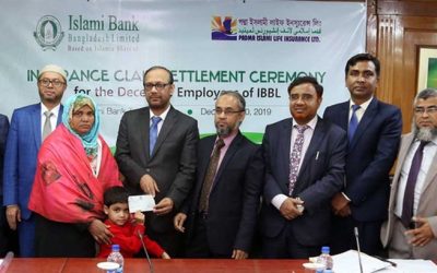 ইসলামী ব্যাংক কর্মীদের বীমাদাবির চেক হস্তান্তর