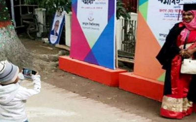 গ্র্যাজুয়েট মায়ের ছবি তুলছে ছেলে
