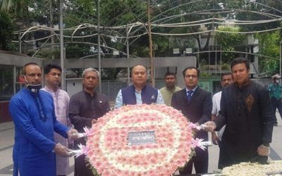 বঙ্গবন্ধুর প্রতিকৃতিতে বিএসইসির চেয়ারম্যান ও দুই কমিশনারের শ্রদ্ধা