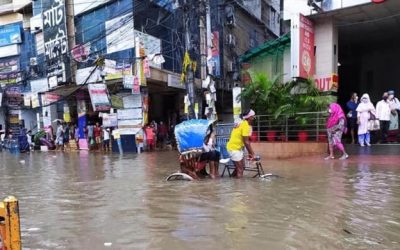 বৃষ্টিতে জলাবদ্ধতায় কোমর পানিতে রিকশা-ভ্যান