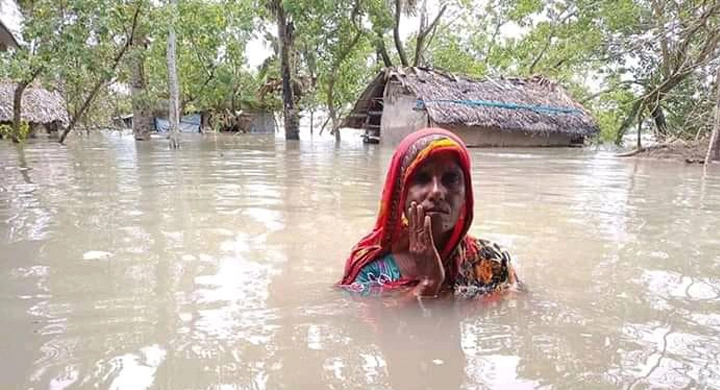 জোয়ারের পানিতে ভাসছে উপকূলের বিস্তীর্ণ এলাকা