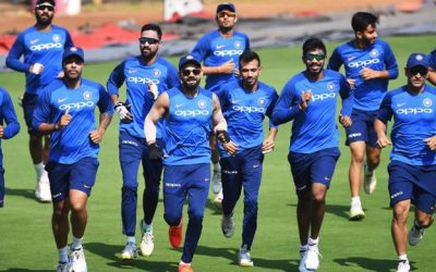 করোনায় ফের পিছিয়ে গেল কোহলিদের মাঠে নামা
