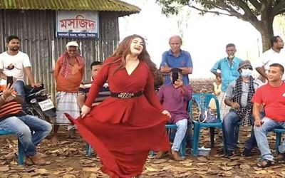 মসজিদের পাশে নৃত্য : চিত্রনায়িকা মুনমুনকে লিগ্যাল নোটিশ