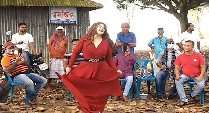 মসজিদের পাশে নৃত্য : চিত্রনায়িকা মুনমুনকে লিগ্যাল নোটিশ
