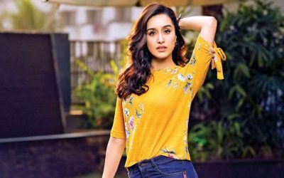 ফটোসাংবাদিকদের জন্য হাত বাড়ালেন শ্রদ্ধা কাপুর