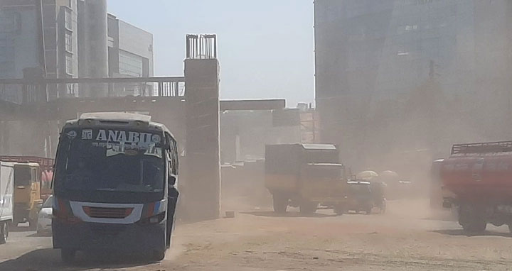 ধুলায় আচ্ছন্ন রাজধানীর উত্তরা-টঙ্গী মহাসড়ক