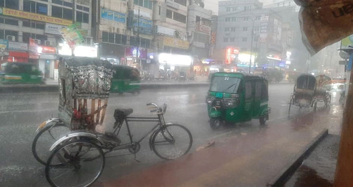 রাজধানীতে হঠাৎ মুষলধারে বৃষ্টি