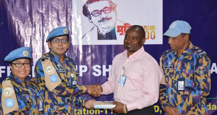 সুদানে শান্তিরক্ষা মিশনে বঙ্গবন্ধুকে নিয়ে লেখা বই প্রদান