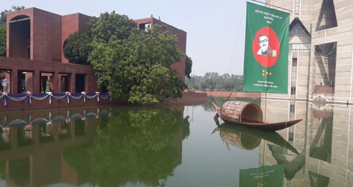 সংসদ লেকে ভাসানো হলো ‘গয়না নৌকা’