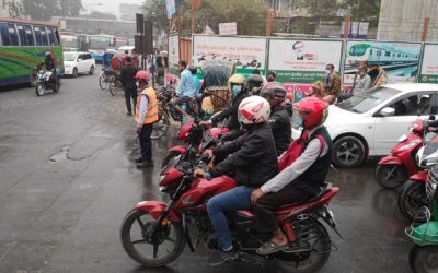 হিমেল বাতাসে শীত অনুভব করছেন নগরবাসী