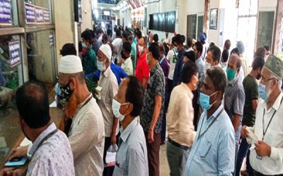 লকডাউনের আগে ব্যাংকগুলোতে উপচে পড়া ভিড়