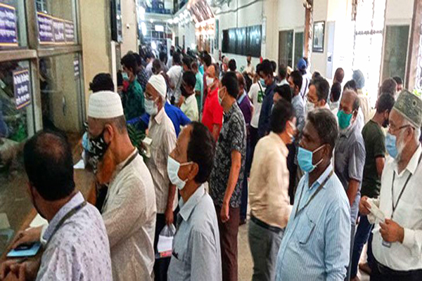 লকডাউনের আগে ব্যাংকগুলোতে উপচে পড়া ভিড়