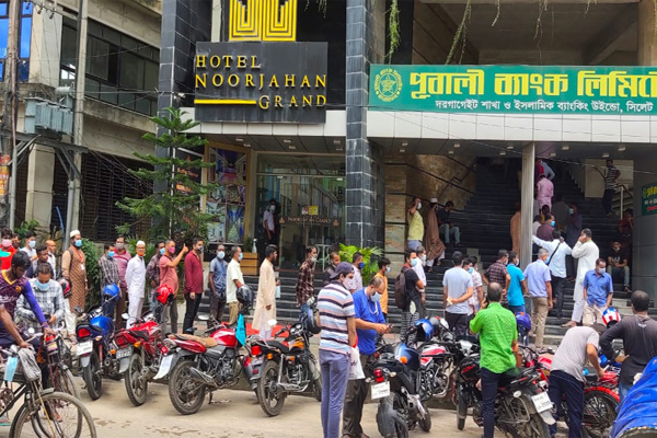 সিলেটে দীর্ঘ লাইন, ভোগান্তিতে ব্যাংকের গ্রাহকরা