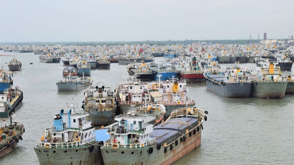 শৃঙ্খলা ফিরেছে লাইটার জাহাজ পরিবহনে