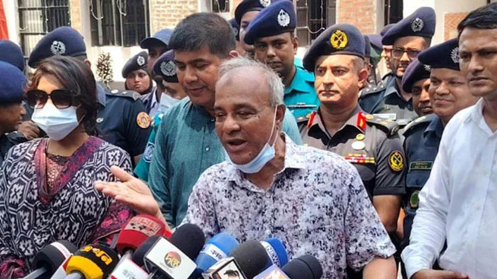 পুলিশের কাছে রাইফেল থাকলেও মারণাস্ত্র থাকবে না : স্বরাষ্ট্র উপদেষ্টা