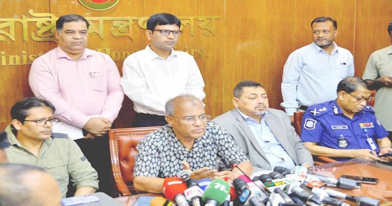 বিমানবন্দর থেকে অস্ত্র চুরির বিষয়টি এখনও তদন্তাধীন: স্বরাষ্ট্র উপদেষ্টা