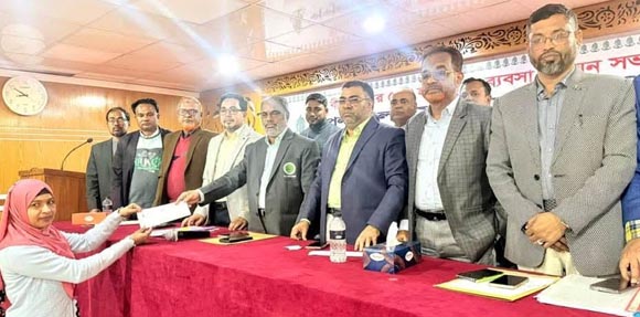 ময়মনসিংহে পপুলার লাইফের বীমাদাবির ৩ কোটি টাকার চেক হস্তান্তর