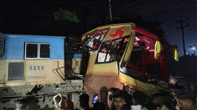 কুমিল্লায় ট্রেন বাস সংঘর্ষে নিহত ১২