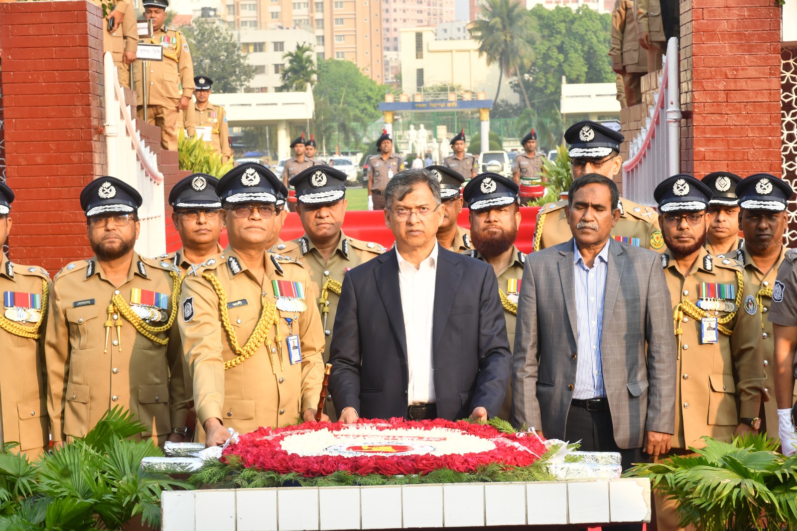 রাজারবাগে শহিদ পুলিশদের প্রতি স্বরাষ্ট্রমন্ত্রীর শ্রদ্ধা, তুলে ধরলেন স্বাধীনতার ‘প্রকৃত ইতিহাস