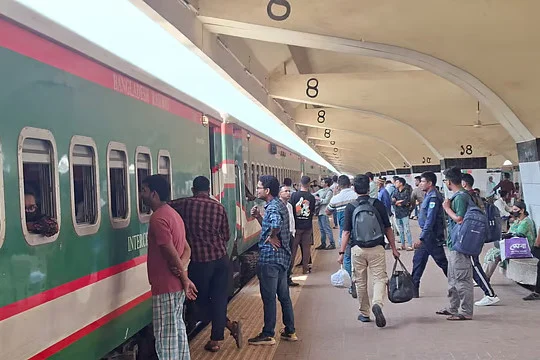 কমলাপুরে তিন ধাপে যাচাই শেষে প্রবেশের অনুমতিমিলছে