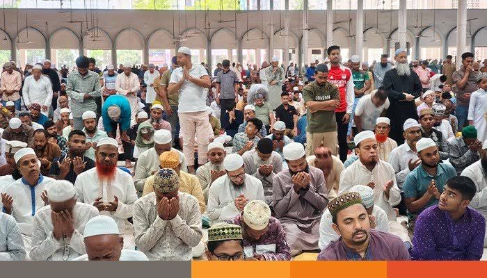 বৃষ্টি উপেক্ষা করে জুমাতুল বিদায় মুসল্লিদের ঢল