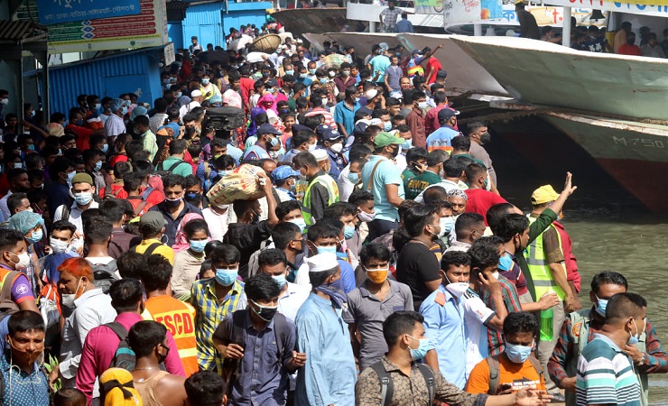সদরঘাটে ঘরমুখো মানুষের ভিড়