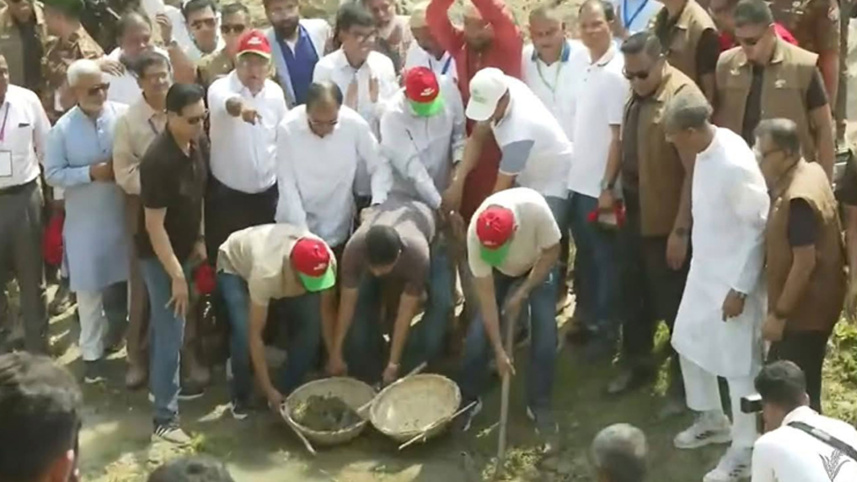 দিনাজপুরে খাল খনন কর্মসূচির উদ্বোধন করলেন প্রধানমন্ত্রী তারেক রহমান