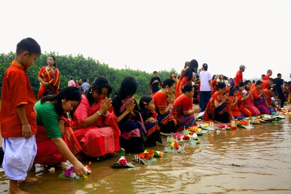 ফুলের স্রোতে পুরোনোকে বিদায়, খাগড়াছড়িতে বৈসাবির রঙিন সূচনা
