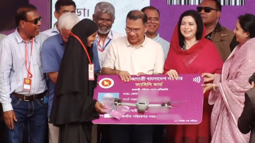বগুড়ায় ফ্যামিলি কার্ড বিতরণ করলেন প্রধানমন্ত্রী