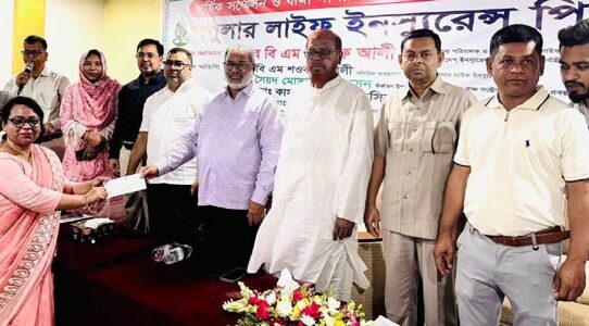 নবাবগঞ্জে পপুলার লাইফ ইনস্যুরেন্সের বার্ষিক সম্মেলন ও বীমাদাবীর চেক হস্তান্তর