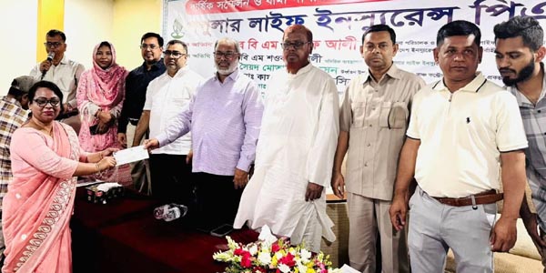 নবাবগঞ্জে পপুলার লাইফ ইনস্যুরেন্সের বার্ষিক সম্মেলন ও বীমাদাবীর চেক হস্তান্তর