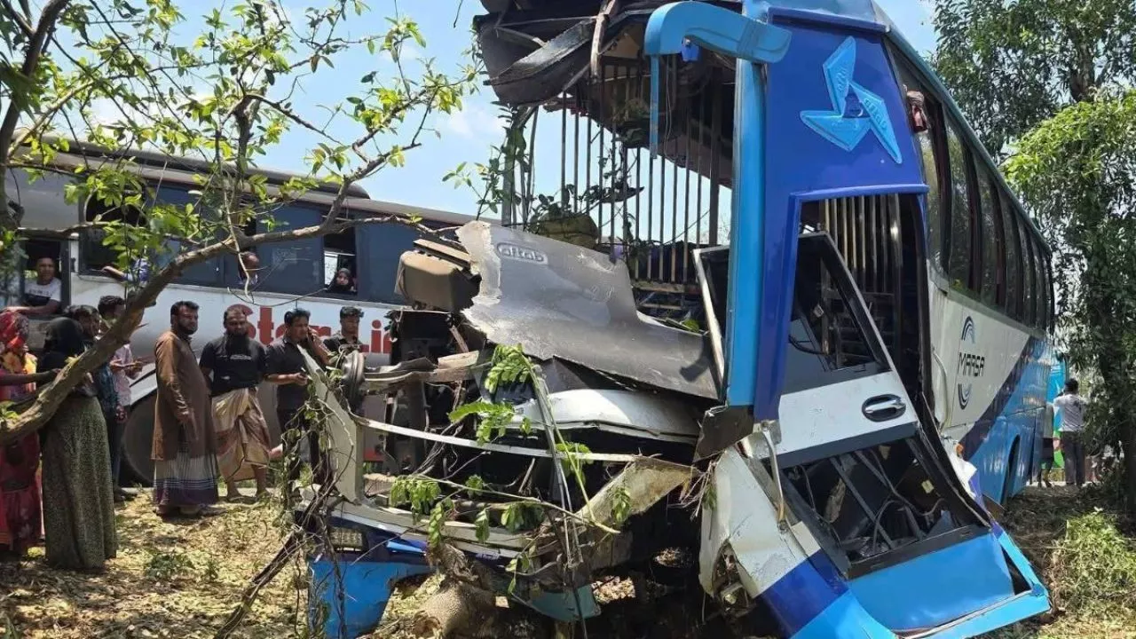 লোহাগাড়ায় দুই বাসের মুখোমুখি সংঘর্ষে নিহত ৪