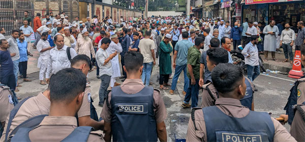 নবনিযুক্ত চেয়ারম্যানের পদত্যাগের দাবিতে বিক্ষোভকারী-পুলিশ সংঘর্ষ