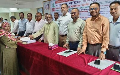 পপুলার লাইফের ফিন্যান্সিয়াল অ্যাসোসিয়েটদের প্রশিক্ষণ ও বীমাদাবির চেক হস্তান্তর